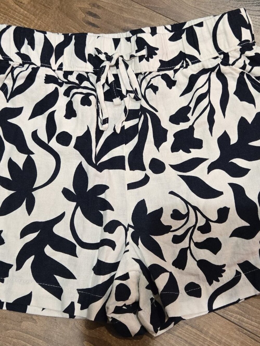 New With Tags Chic Botanical Print Linen Blend Shorts